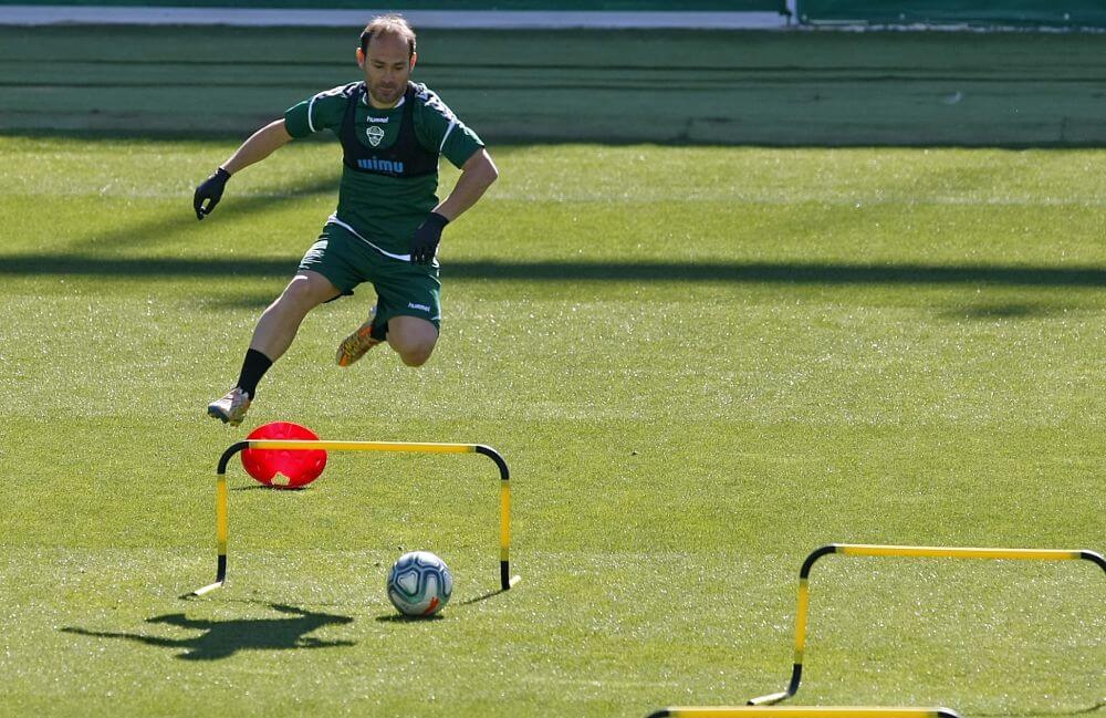 El jugador Nino realiza un ejercicio de entrenamiento con el Elche / Sonia Arcos - LaLiga